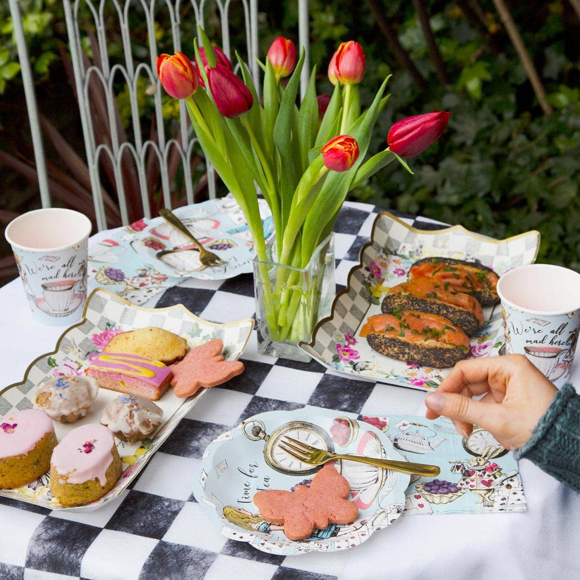 Alice in Wonderland Small Scalloped Plate - 12 Pack